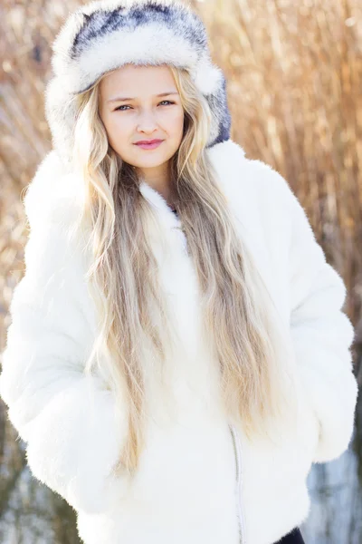 Cute dziewczynka w zimowe ubrania na zewnątrz — Zdjęcie stockowe