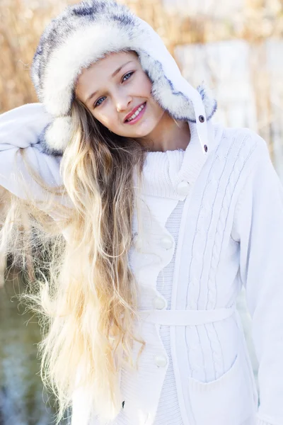 Linda niña en ropa de invierno al aire libre —  Fotos de Stock