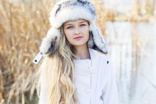 Linda niña en ropa de invierno al aire libre —  Fotos de Stock