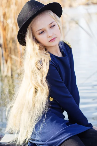 Moda bonito menina está descansando perto do lago — Fotografia de Stock