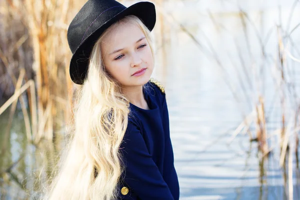 Linda niña de la moda está descansando cerca del lago —  Fotos de Stock