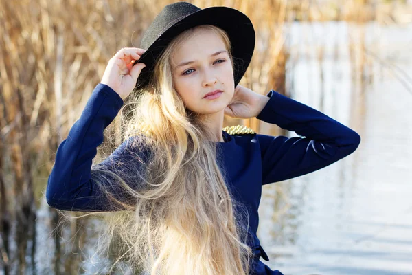 Schattig mode meisje is rust in de buurt van lake — Stockfoto