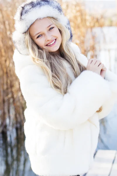 Menina bonito em roupas de inverno ao ar livre — Fotografia de Stock