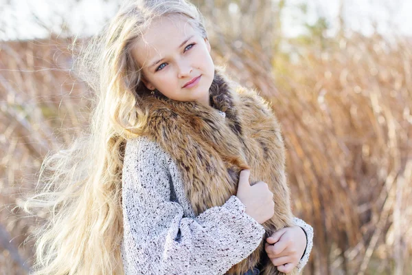 Petite fille mignonne se repose près du lac — Photo