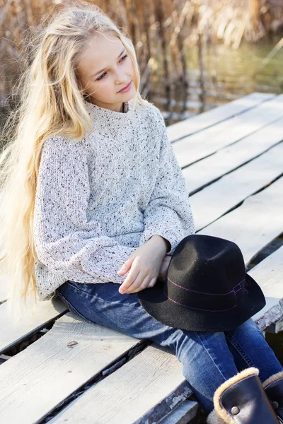 Cute little girl is resting near lake — Stock Photo, Image