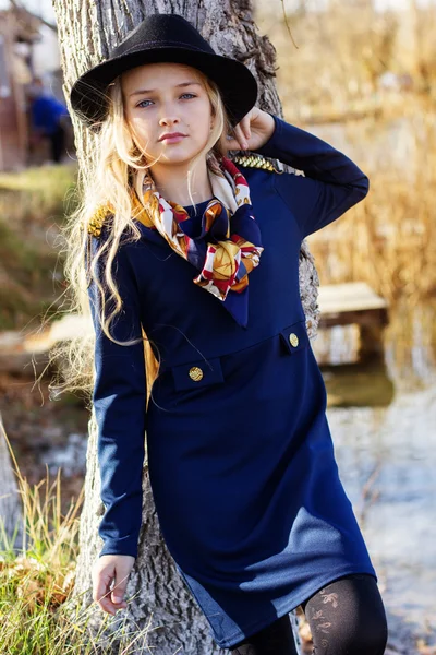 Χαριτωμένο μόδας κοριτσάκι είναι ανάπαυση κοντά Λίμνη — Φωτογραφία Αρχείου