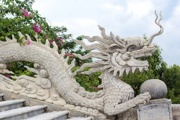Δράκος άγαλμα στο Linh Ung παγόδα — Φωτογραφία Αρχείου
