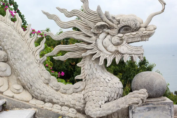 Estatua de dragón en la pagoda Linh Ung — Foto de Stock