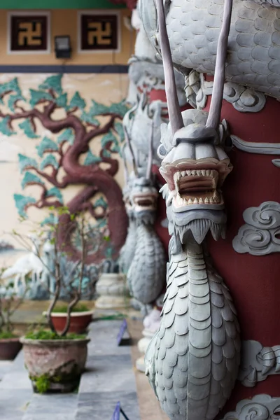 Estatua de dragón en la pagoda Linh Ung — Foto de Stock