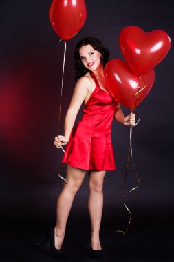 Balonlar kalbi olan seksi esmer