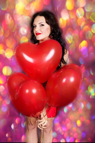 Bruna sexy con palloncini cuore — Foto Stock