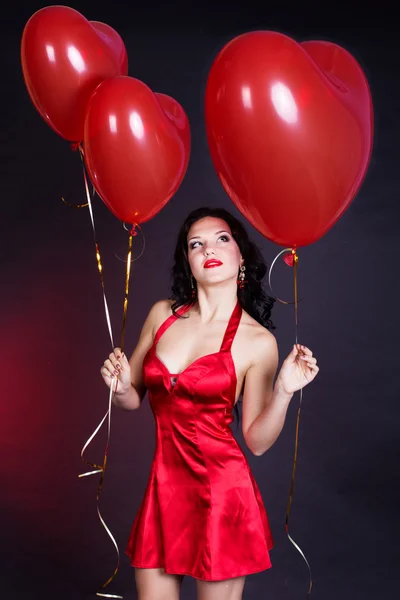 Sexig brunett med ballonger hjärta — Stockfoto