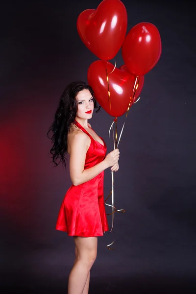 Bruna sexy con palloncini cuore — Foto Stock