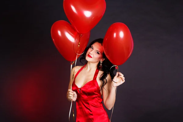 Bruna sexy con palloncini cuore — Foto Stock