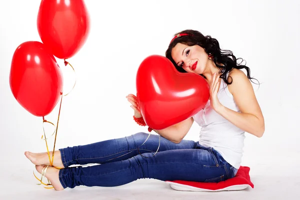 Sexy brunette met ballonnen hart in studio — Stockfoto