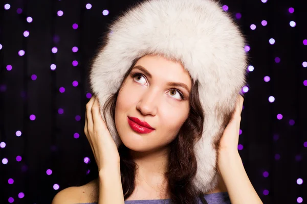 Menina muito sorridente em um chapéu de inverno peludo — Fotografia de Stock