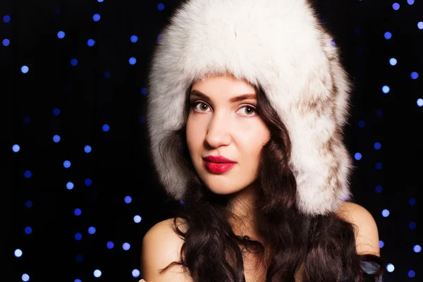 Menina muito sorridente em um chapéu de inverno peludo — Fotografia de Stock