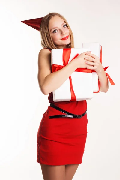 Vacker flicka håller vit presentförpackning — Stockfoto