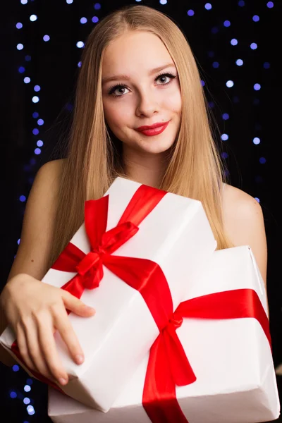 Beautiful woman holding white gift box — Stock Photo, Image