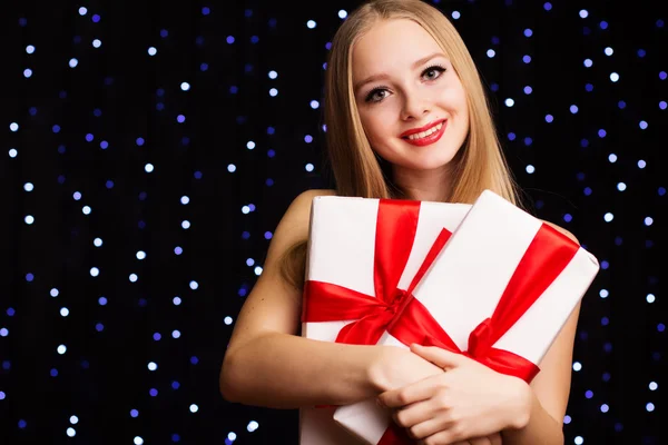 Menina adolescente bonita segurando caixa de presente branco — Fotografia de Stock