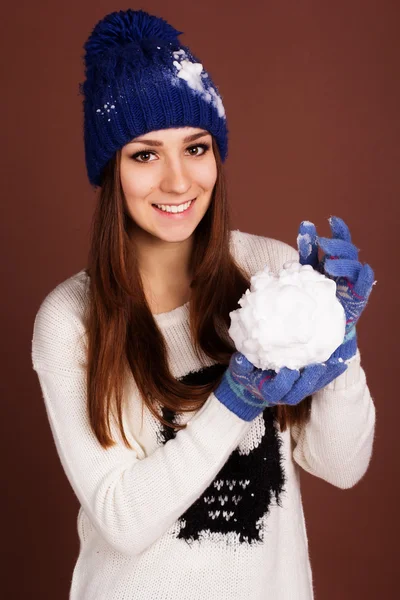 Tiener meisje met sneeuwbal — Stockfoto