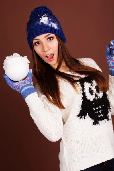 Menina adolescente com bola de neve — Fotografia de Stock