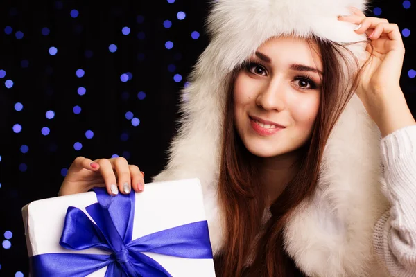 Güzel kız hediye kutusu mavi kurdele ile tutarak — Stok fotoğraf