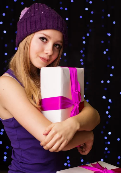 Beautiful teenager holding gift box with ribbon — Stock Photo, Image