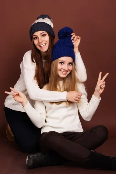 Two teenager girls friends in winter clothes — Stock Photo, Image