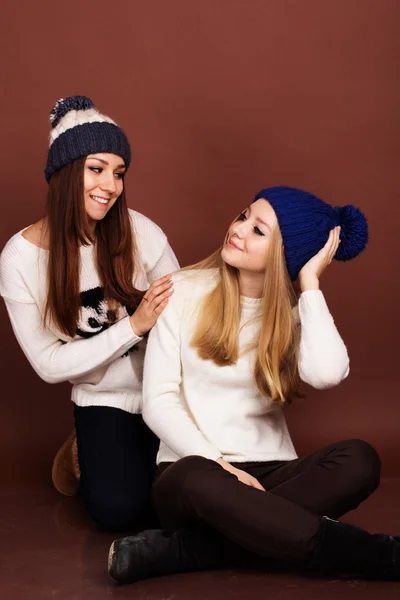 Duas meninas adolescentes amigas em roupas de inverno — Fotografia de Stock