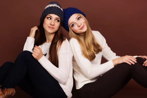 Two teenager girls friends in winter clothes — Stock Photo, Image