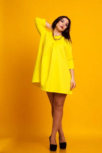 Сексуальная модная девушка в жёлтом платье — стоковое фото