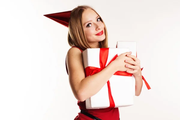 Красивая девушка держит белые подарочные коробки — стоковое фото