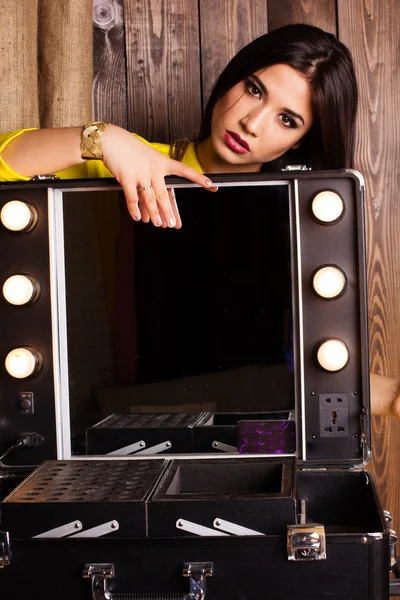 Young beautiful girl visagist near cosmetic table — Stock Photo, Image