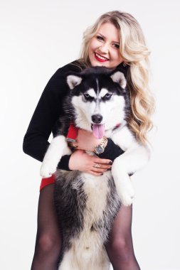 Genç kız ile üzerine beyaz izole onun husky köpek