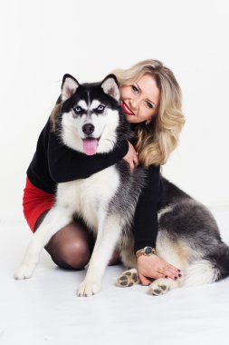 Genç kız ile üzerine beyaz izole onun husky köpek