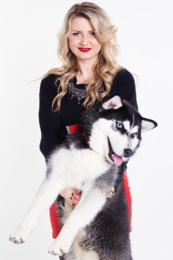 Genç kız ile üzerine beyaz izole onun husky köpek