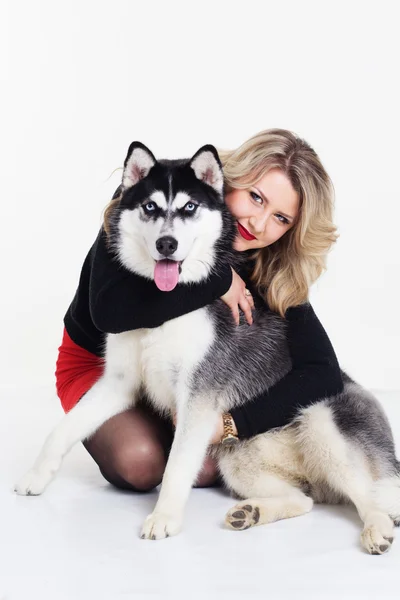 Mladá dívka s pejskem husky izolovaných na bílém — Stock fotografie