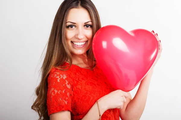 Femme tenant des ballons rouges coeur — Photo