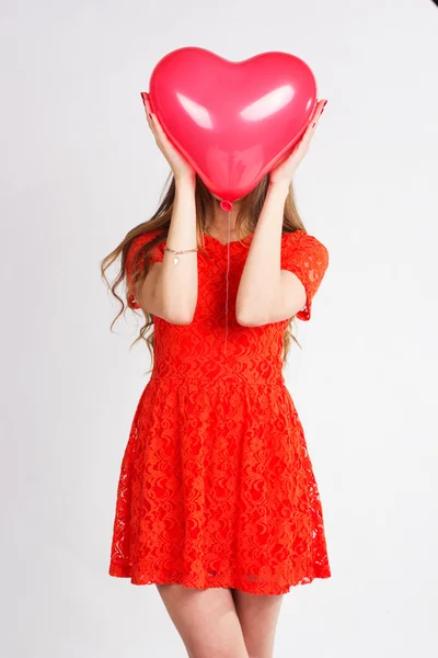 Mulher segurando balão coração vermelho — Fotografia de Stock