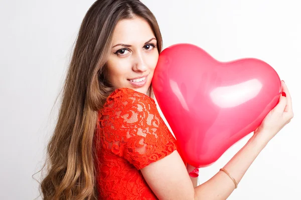 Femme tenant des ballons rouges coeur — Photo