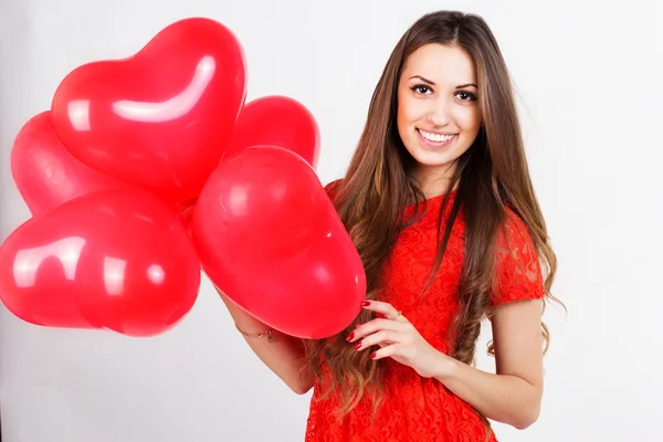 Femme tenant des ballons rouges coeur — Photo