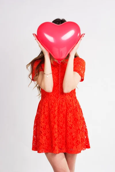 Femme tenant des ballons rouges coeur — Photo