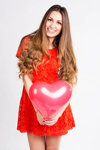 Mulher segurando balões de coração vermelho — Fotografia de Stock