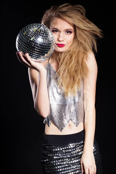 Mode meisje met disco bal op zwarte achtergrond — Stockfoto