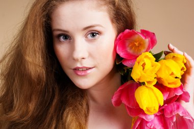 Güzel redheared kız Lale buketi ile