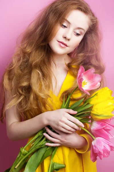 Belle fille rousse avec bouquet de tulipes — Photo