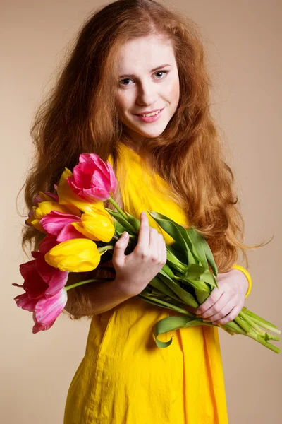 Bella ragazza dal cuore rosso con bouquet di tulipani — Foto Stock