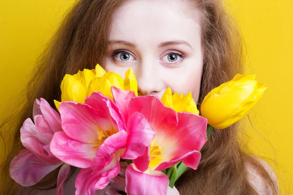 Hermosa chica pelirroja con ramo de tulipanes — Foto de Stock