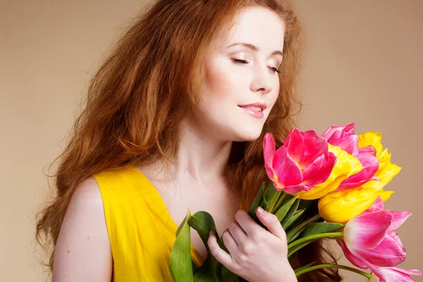 Belle fille rousse avec bouquet de tulipes — Photo